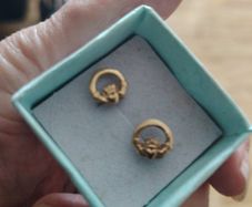 gold earrings