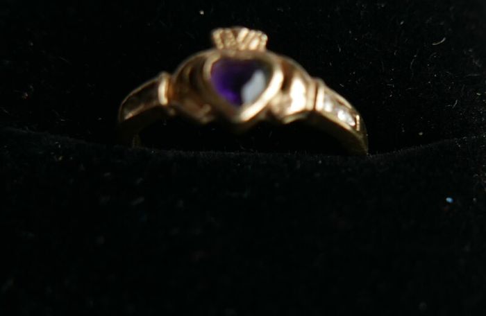 Vintage 9Ct Yellow Gold 375 Amethyst Claddagh Ring size K  1,83g