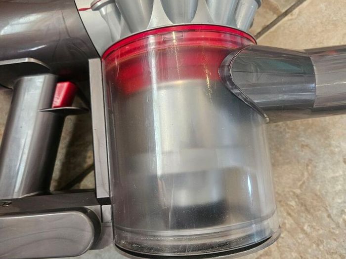 Dyson V8