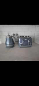Delonghi metallic kettle and toaster and 4 slice toaster