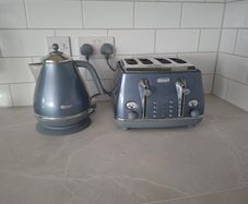 Delonghi metallic kettle and toaster and 4 slice toaster