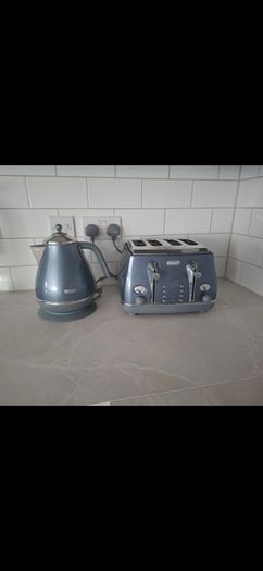 Delonghi metallic kettle and toaster and 4 slice toaster