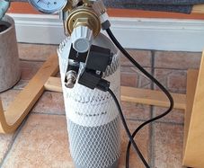 Co2 cylinder with inline defuser