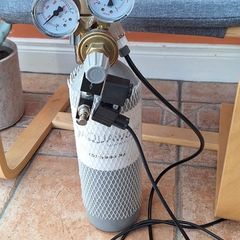 Co2 cylinder with inline defuser