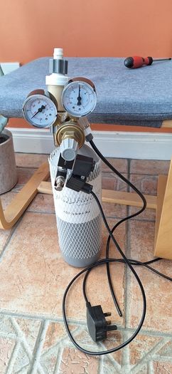 Co2 cylinder with inline defuser