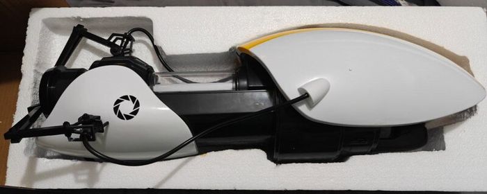 NECA Portal Gun (P-Body version)