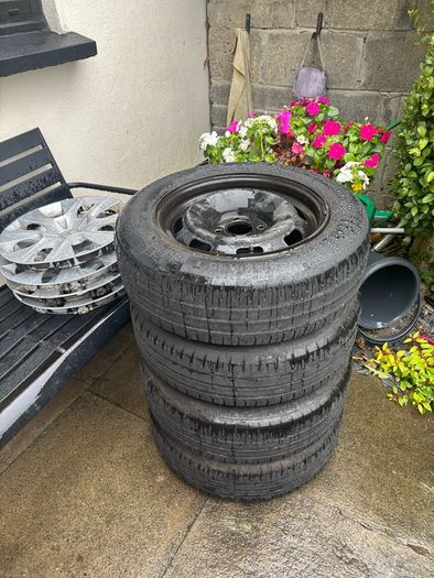 Peugeot 208 set of wheels with hubcaps