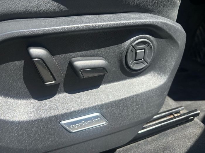2019 Volkswagen Touareg R-Line Tech 3.0L TDI V6 Commercial