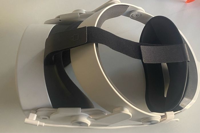 Meta quest 3s and charging head strap