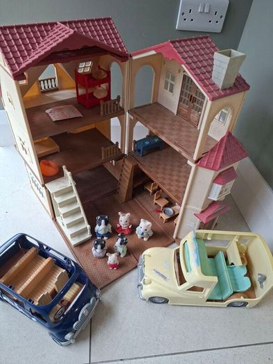 Sylvanian family dolls house and cars