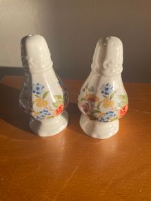 Aynsely salt and pepper canisters