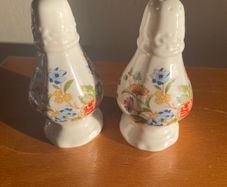 Aynsely salt and pepper canisters