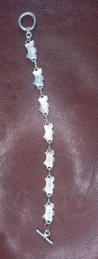 Vintage jewelry is sold individually for 5 to 10 euros
