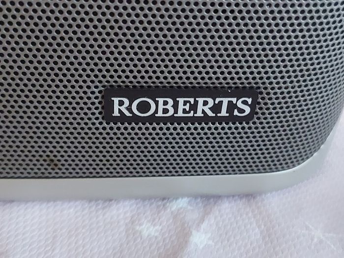 ROBERTS Classic 928, 3 Band Portable Radio with 4 FM Station Presets, Excellent condition, works perfect