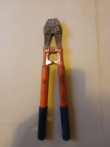 Bolt cutters