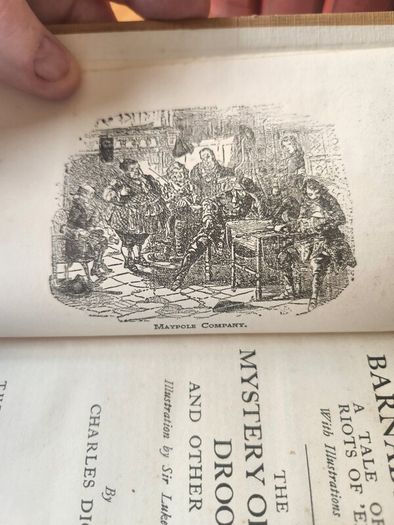 Charles Dickens Set Of 16 Hardback With Many Different Illustrators. See Photos For Same.this Is An Nice Set In Good Condition Featuring Over 20 Of His Famous Novels. See Photos For Same.