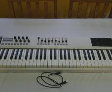 Worlde Panda 61 MIDI Keyboard Controller 61 Key USB Piano 8 RGB Pads Sliders & Knobs