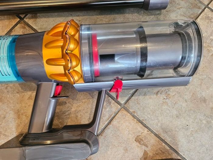 Dyson V15 absolute