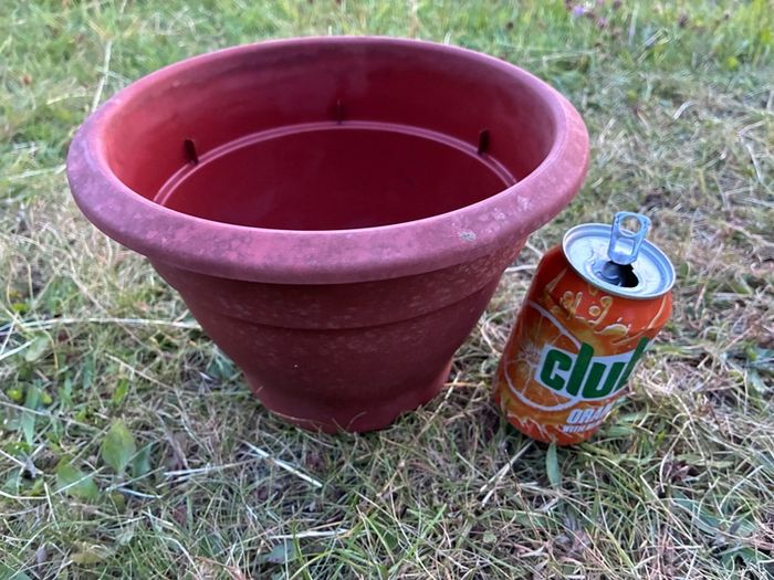 Plastic flower pot