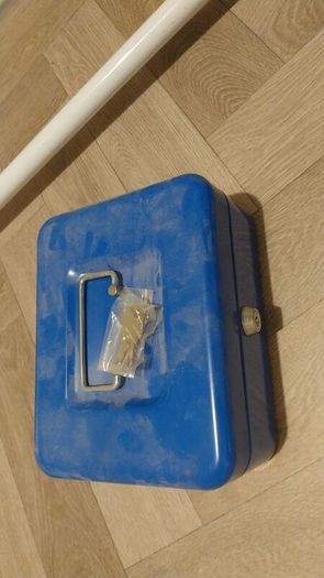 bnwt cash box with keys