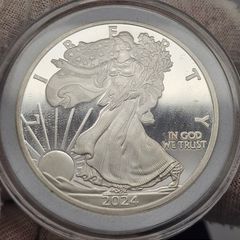 USA United States 2024  "Silver" Eagle Not Real Not Silver Very Magnetic Nice Fake