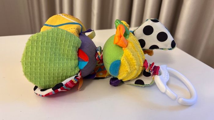 Lamaze Vibrating Crinkle Bee Bug Flower Pull Toy Pram Car Carrier