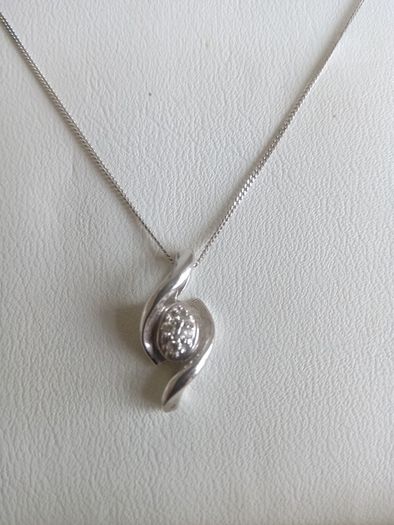 9 carat white gold 18'' diamond pendant necklace