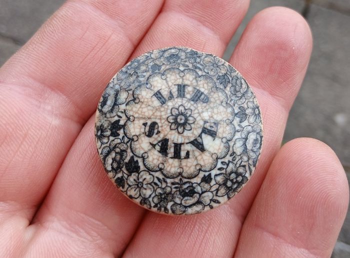 Vintage lip salve lid