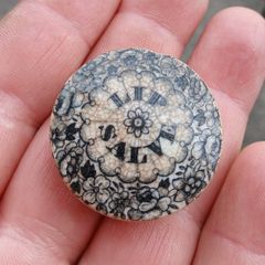 Vintage lip salve lid