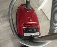 Miele I collect broken vacuum cleaners. If anyone wants to throw them away, I can come and pick them up. I can also provide vacuum cleaner repair.