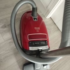 Miele I collect broken vacuum cleaners. If anyone wants to throw them away, I can come and pick them up. I can also provide vacuum cleaner repair.