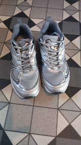 Silver Fila runners size 6 - like new!