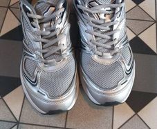 Silver Fila runners size 6 - like new!