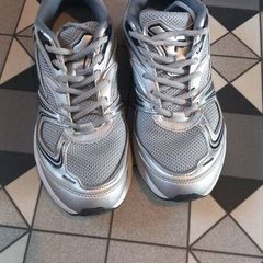Silver Fila runners size 6 - like new!