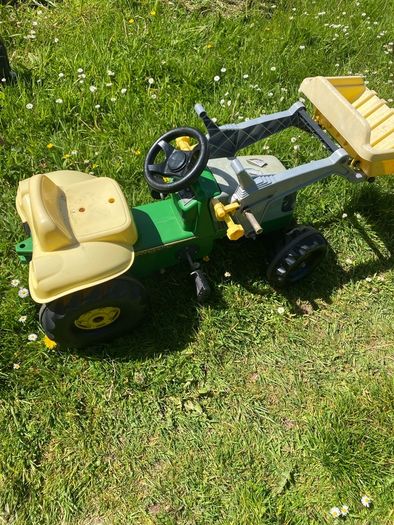 Kids ride on tractor