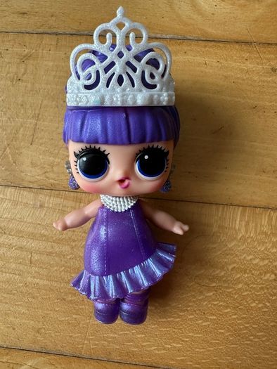 2 LOL dolls