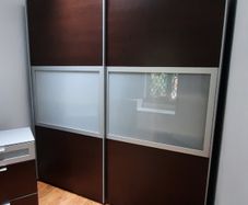 Sliding doors wardrobe with matching set of drawers
