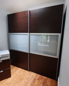 Sliding doors wardrobe with matching set of drawers