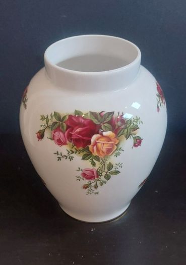Fabulous Royal Albert "Old Country Roses" Ginger Jar Shaped Vase, an Iconic and Highly Collectable Piece