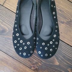 Black flat shoes