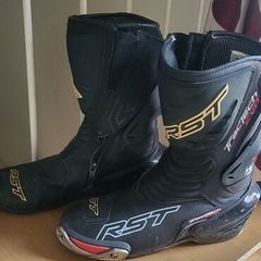 Motorcycle boots size 10 in good condition.