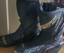 Motorcycle boots size 10 in good condition.
