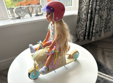 Glitter Girls - Donut delivery scooter