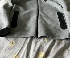 Nike tech grey fleece hoodie (size 11 to 12 years)