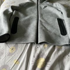 Nike tech grey fleece hoodie (size 11 to 12 years)