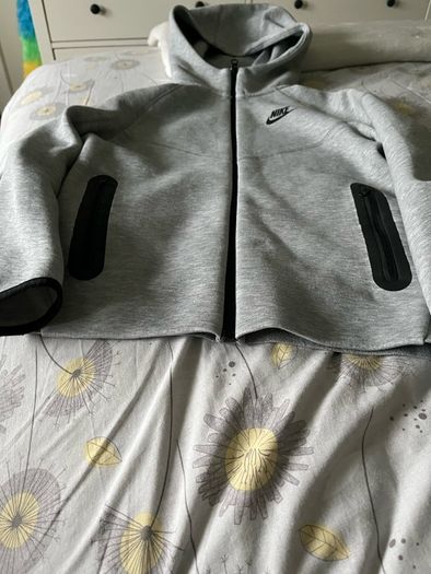 Nike tech grey fleece hoodie (size 11 to 12 years)
