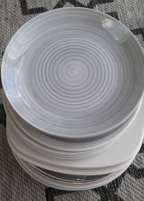 26 Dinner plates & side plates