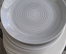 26 Dinner plates & side plates