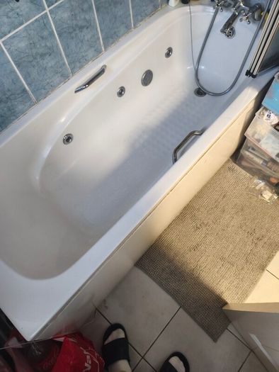 bath with jacuzzi.goood condition for sale