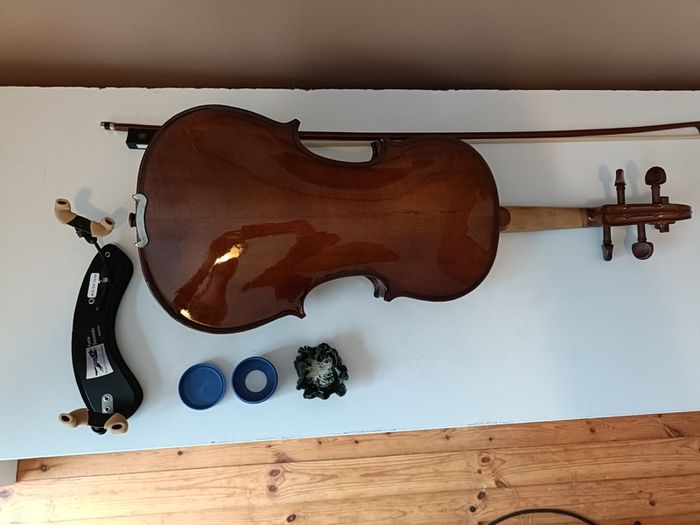 Violin 4/4. Shoulder rest included. All items like new.
